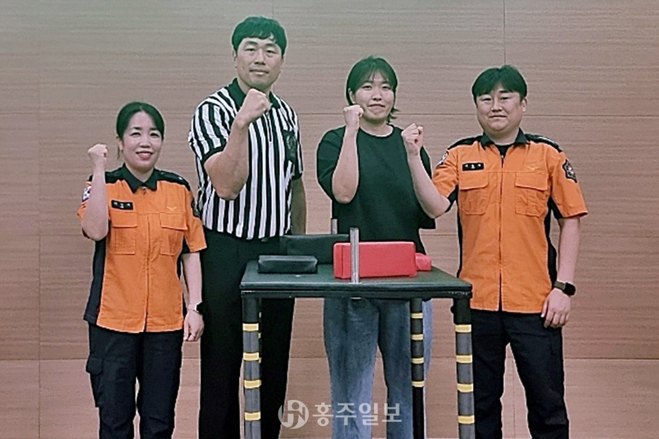 대한민국 팔씨름계 간판스타 남우택 심판(왼쪽에서 두번째)과 여성부  1위를 차지한 박진아 소방사(왼쪽부터 세번째)가 기념사진을 촬영했다.