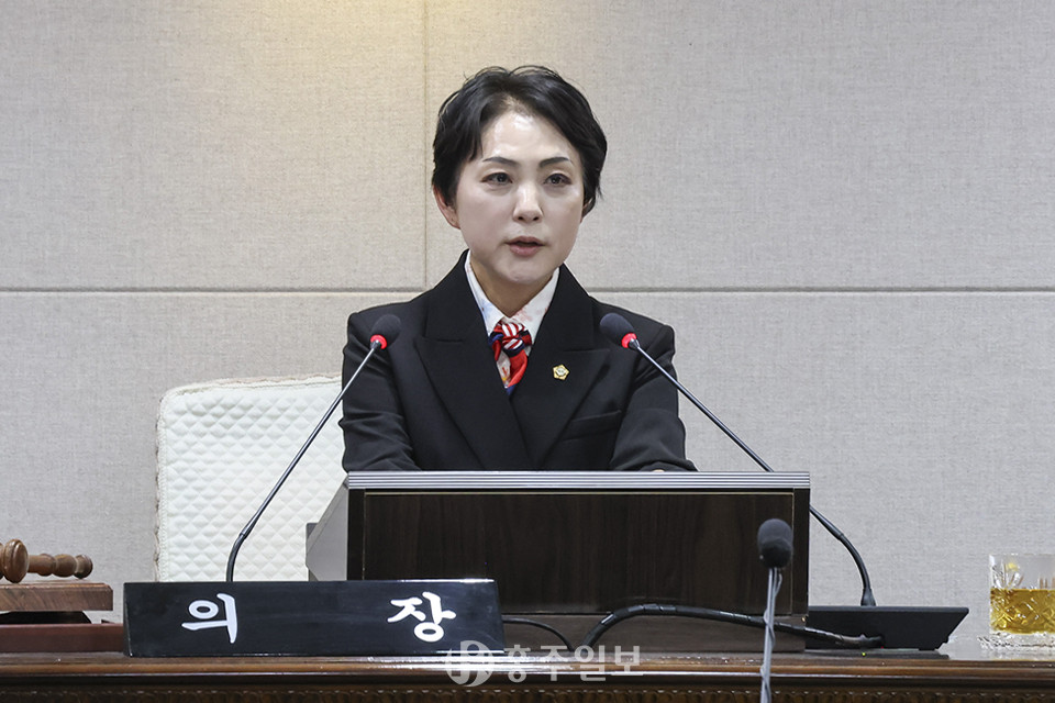 김덕배 의장을 대신해 의사 진행을 수행한 김은미 부의장.