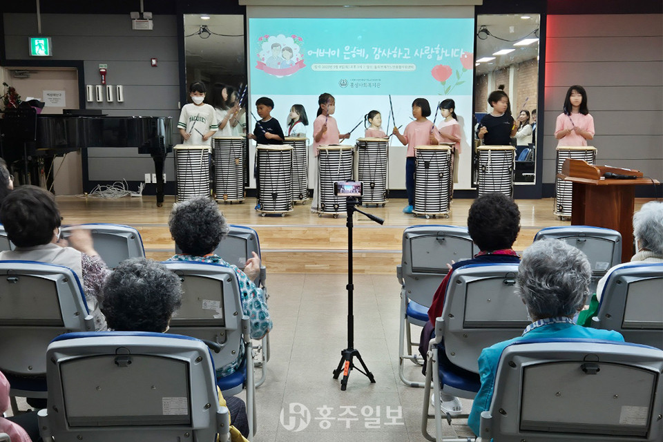 홍성사회복지관 어버이날 기념행사에서 난타 공연을 하고 있는 한빛지역아동센터 어린이들.