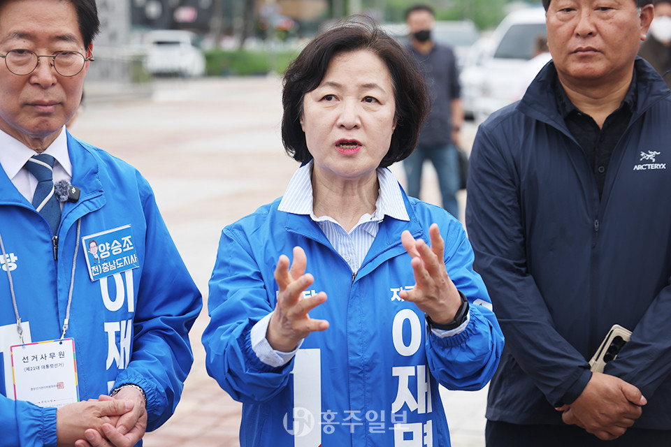 추미애 더불어민주당 공동선대위원장이 예산시장에서 기자들의 질문에 답변하고 있다.