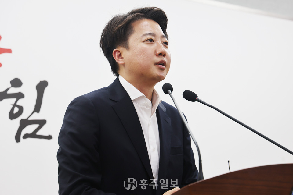 개혁신당 이준석 대선후보가 충남도청 브리핑룸에서 진행된 언론인간담회에서 질문에 답변하고 있다.