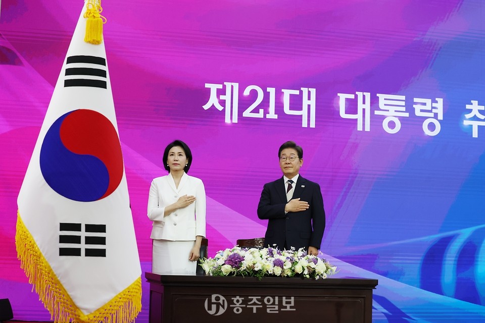 이재명 대통령과 김혜경 여사가 지난 4일 서울 여의도 국회에서 열린 제21대 대통령 취임선서식에서 국기에 경례하고 있다. 대한민국 정책브리핑