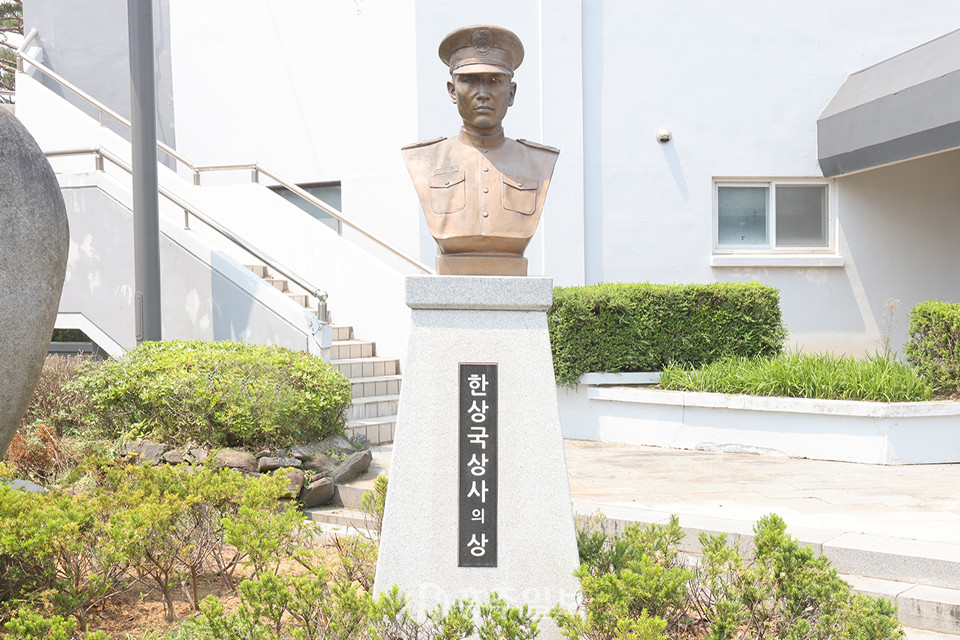 호국영웅 故 한상국 상사의 모교 충남드론항공고등학교에 세워진 동상.
