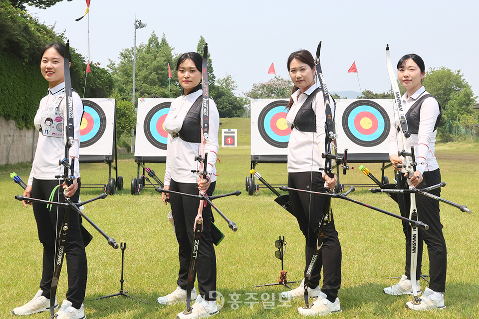 눈부신 햇살이 쏟아지던 지난달 27일 홍주종합경기장 내 훈련공간에서 만난 홍성군청 양궁팀 이은아·김세연·박재희·한솔 선수가 잔디밭 과녘 앞에서 활을 들고 있다.