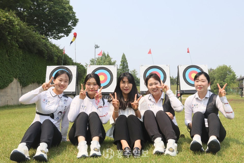 이성진 감독(사진 가운데)과 선수들이 앞으로의 더 큰 도약을 다짐하며 밝은 표정으로 카메라를 향해 웃고 있다.