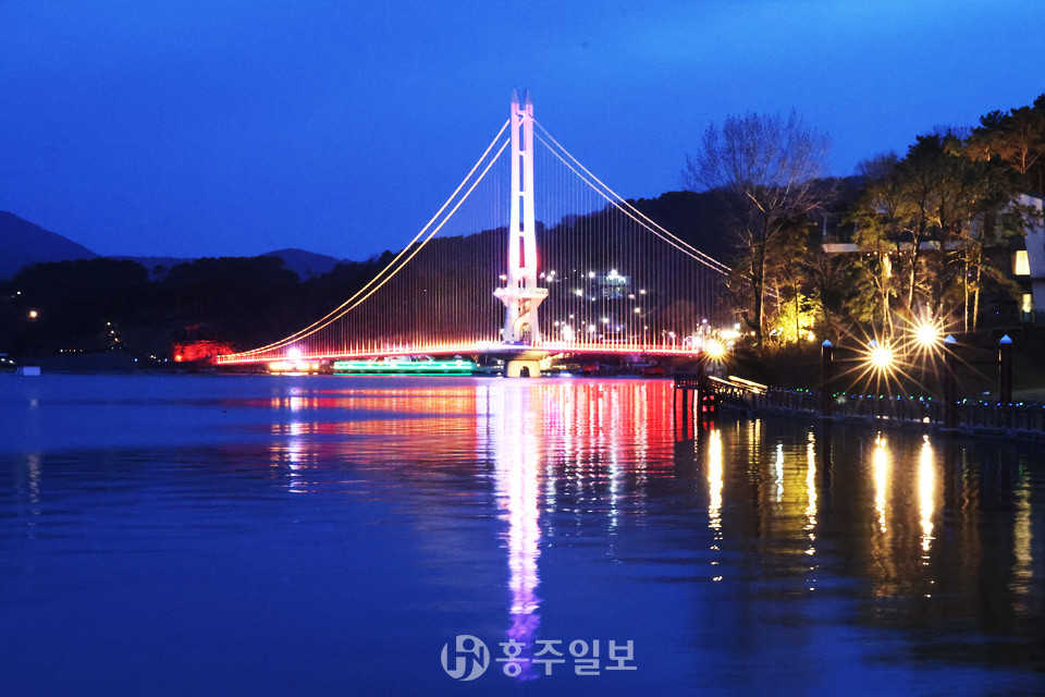 개통 6년 만에 누적 방문객 900만 명을 돌파한 예당호 출렁다리 야경.