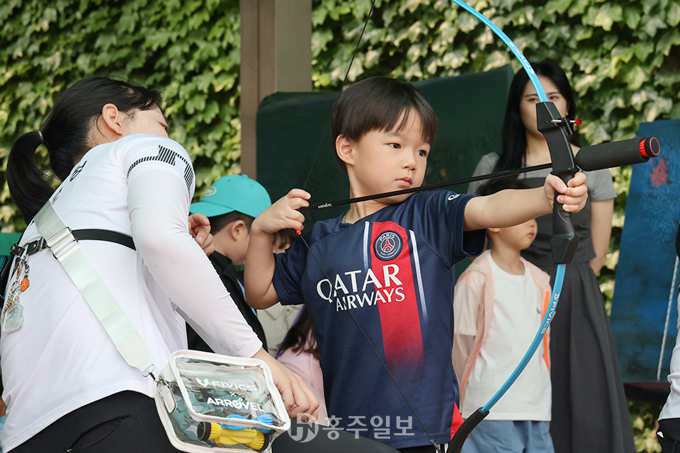 목화유치원 가람 1반 홍세인 어린이가 과녁을 향해 활시위를 잡아당기고 있다.