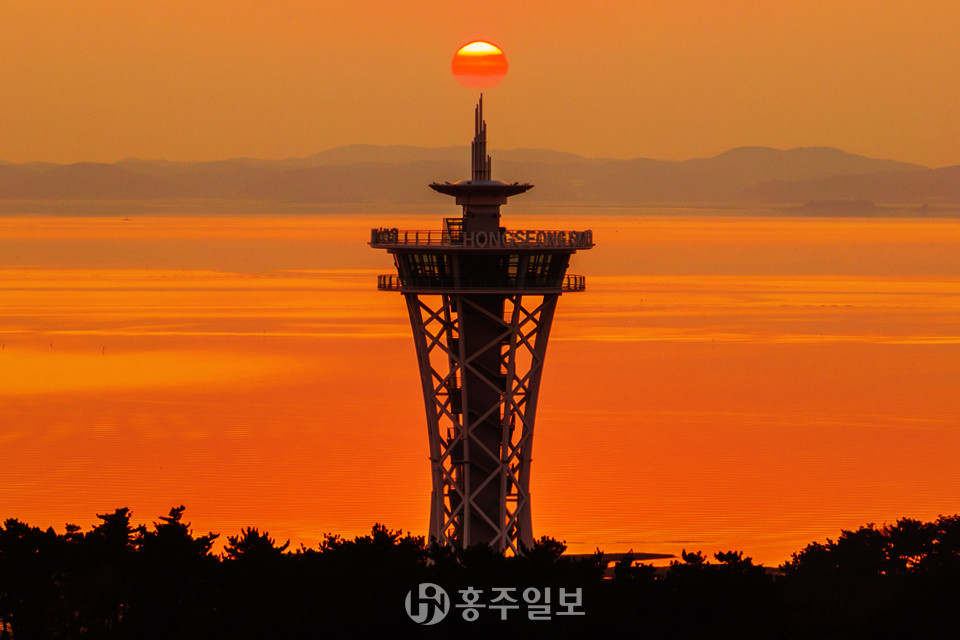 홍성스카이타워 전경. 해질녘 아름다운 서해안 낙조를 감상할 수 있다.