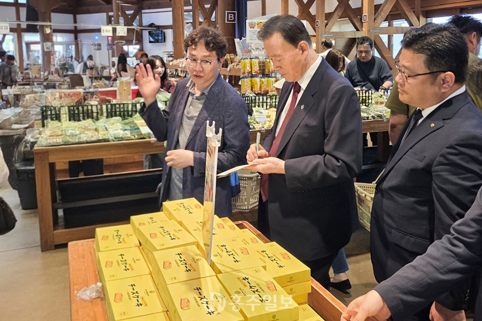 홍문표 aT 사장(사진 가운데)이 윤상영 aT 일본지역본부장(사진 오른쪽)과 가와바 전원플라자 현장을 방문해 가와바코리아 윤기확 대표(사진 왼쪽)에게 설명을 듣고 있다.