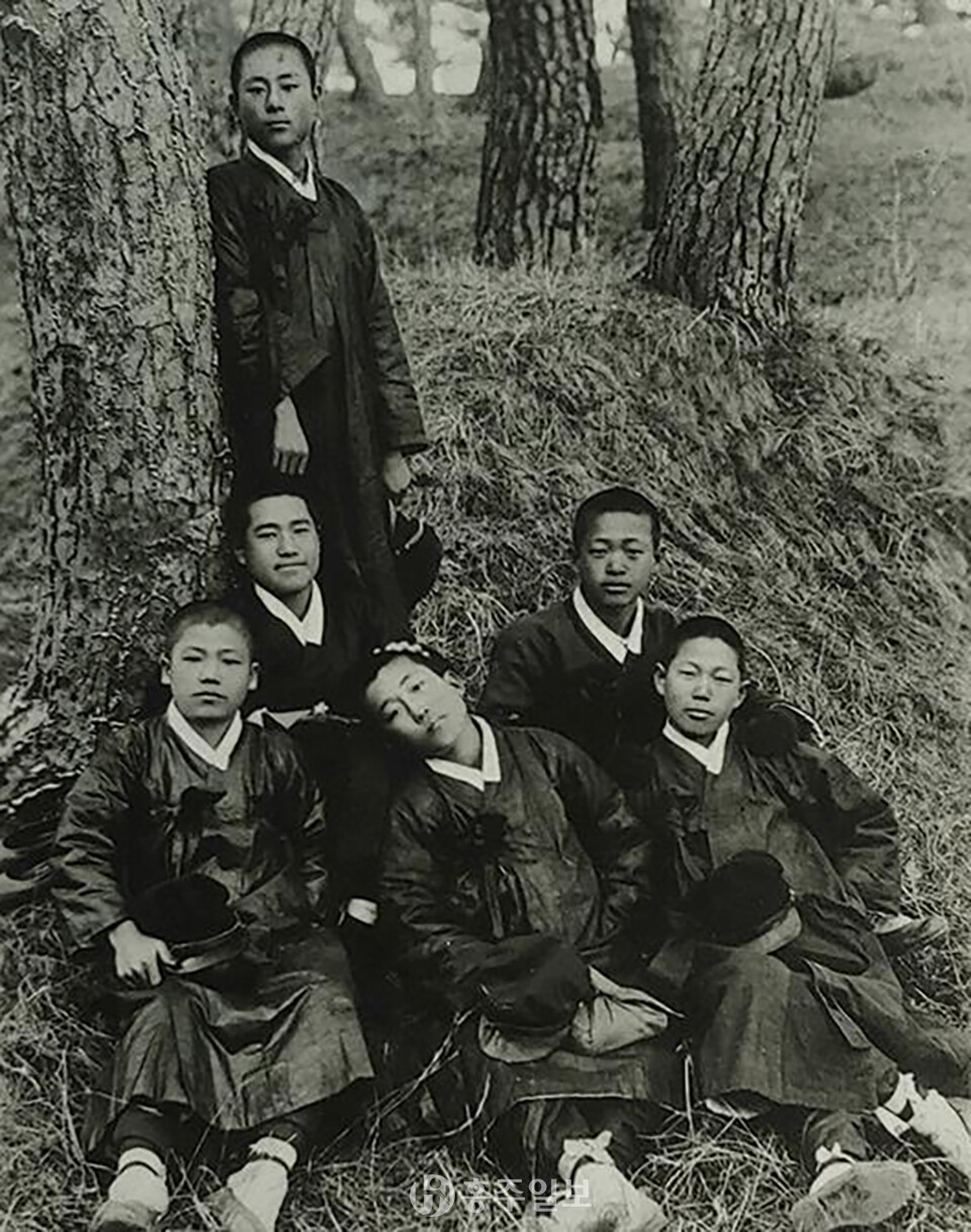 홍성초 17기 동기생들(1927년). 둘째 줄 왼쪽이 당시 인민위원회 위원장이었전 한보국(만해 한용운의 외아들), 앞줄 왼쪽 김영환 5대 국회의원, 앞줄 중앙이 이강세 홍성군농민조합장. 이종민 소장 제공