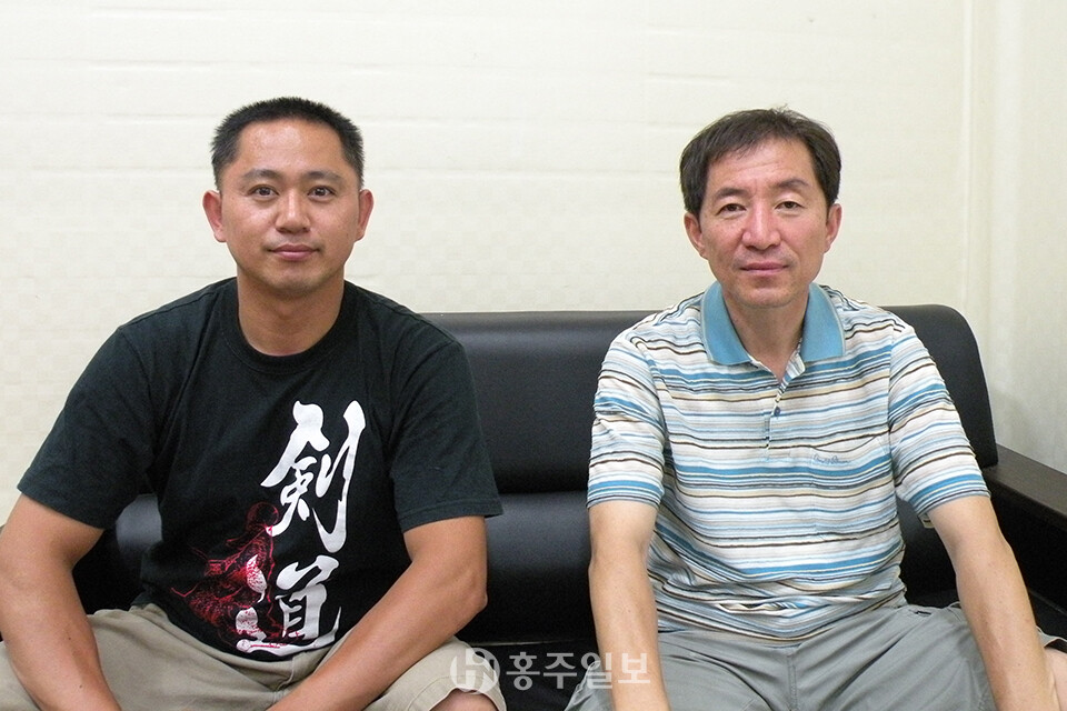 왼쪽부터 홍성검도회 전병구 전무이사와 장운배 회장.
