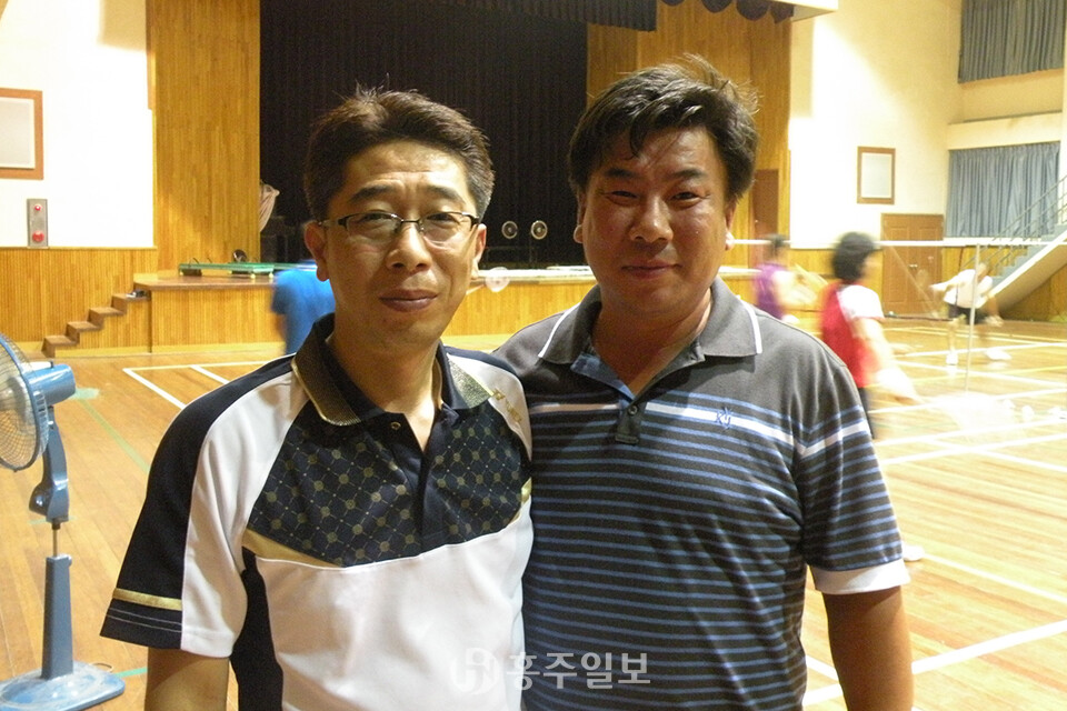 홍성군배드민턴연합회 차경래(사진 오른쪽) 회장과 한상희 사무국장.