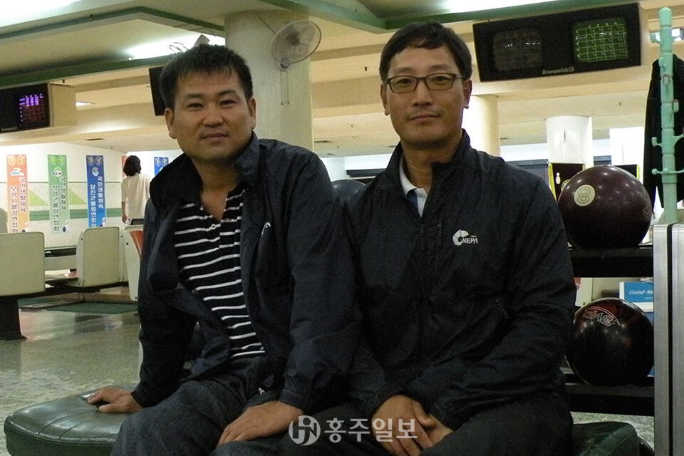 왼쪽부터 홍성군볼링협회 장동열 총무이사와 조병리 전무이사.