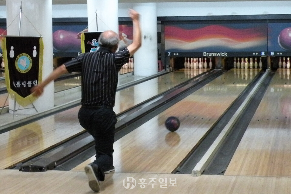 볼링을 즐기고 있는 동호인.
