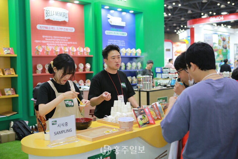 김철유 대표(사진 가운데)가 서울푸드 2025에서 제품을 설명하고 있다.