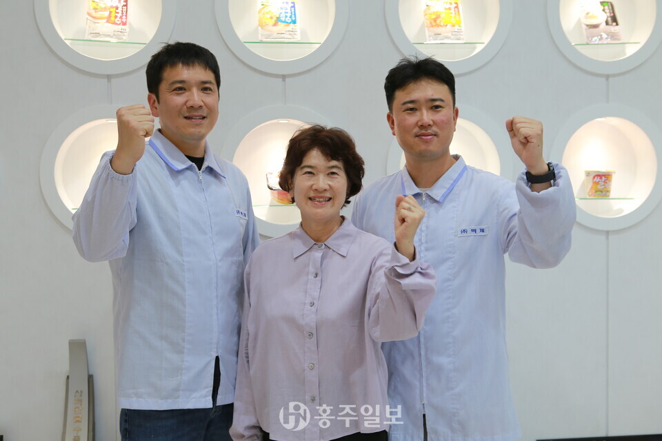 왼쪽부터 농업회사법인 주식회사 백제 김범유 대표, 김미순 회장, 김철유 대표가 파이팅을 외치고 있다.