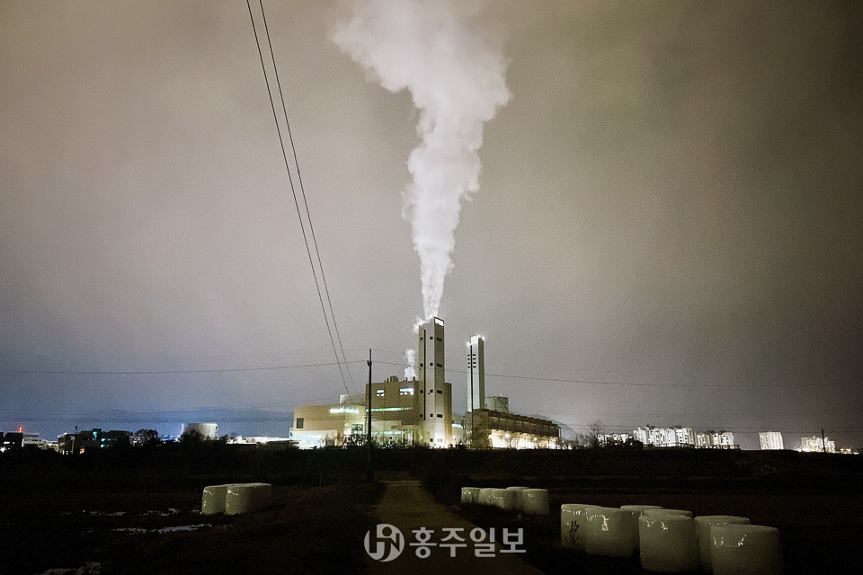 최근 내포신도시 대기에서 1군 발암물질 포름알데하이드가 기준치를 초과해 검출된 사실이 드러나 지역사회에 큰 충격을 주고 있는 가운데 원인 중 하나로 제기되고 있는 열병합발전소 전경. 홍주일보DB<br>