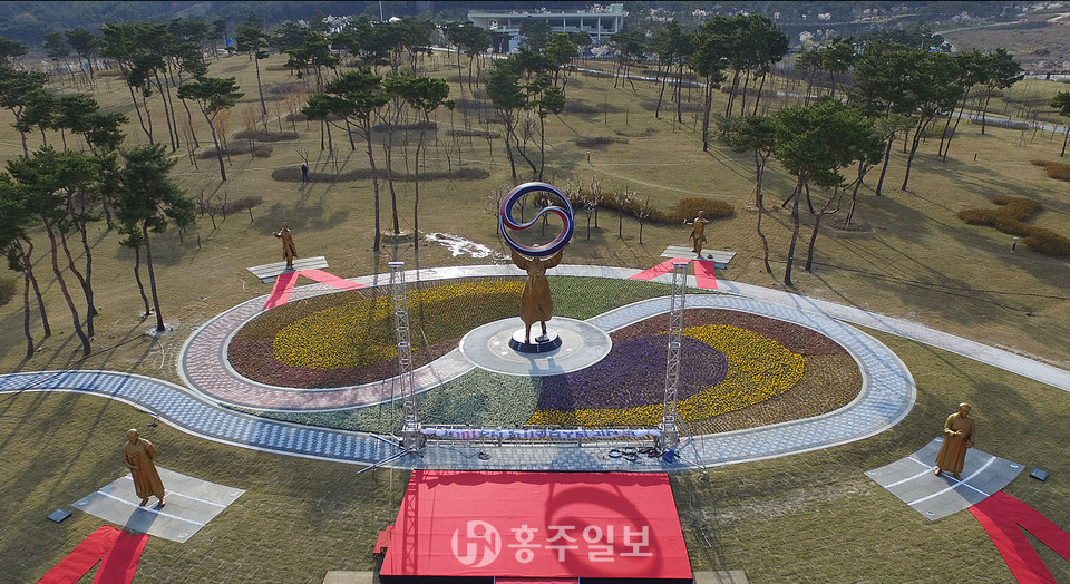 대한민국 임시정부 101주년을 맞아 충남도는 지난 10일 내포신도시 홍예공원에서 '독립운동가의 거리' 제막식을 개최하고 이 곳을 역사명소로 만들겠다고 밝혔다.