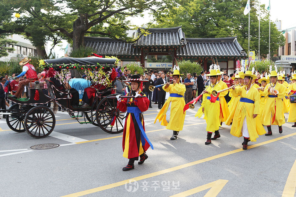 홍성역사인물축제는 에듀테인먼트형 축제로, 역사 교육과 즐거움을 함께 제공하는 축제이다. 사진은 홍성역사인물축제 개막 퍼레이드 모습.