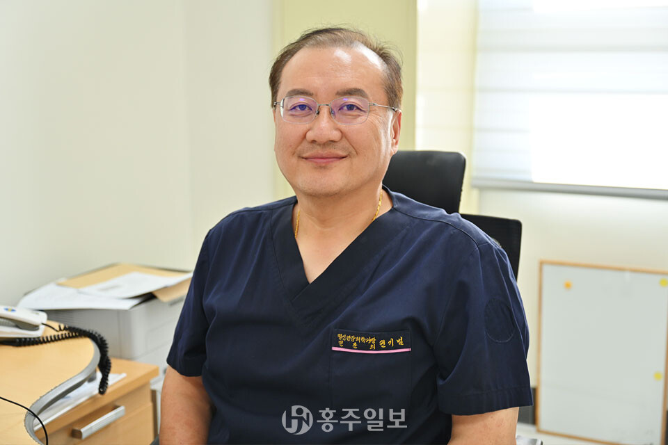 새롭게 영입된 홍성의료원 정신건강의학과 전문의 권기범 과장이 미소짓고 있다.