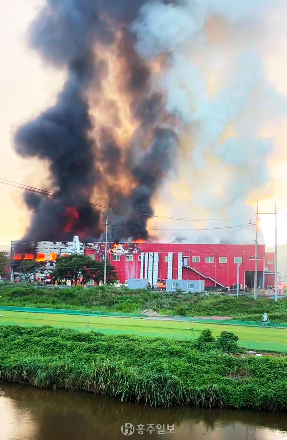 지난 5일 새벽 광천김 공장에 대형화제가 발생해 대응 1단계가 발령되며 안전문자가 발송되기도 했다. 독자 제공