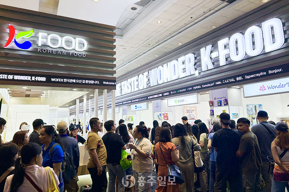 2025 마닐라 식품박람회에 마련된 한국관에 수많은 인파가 몰려 K-푸드 열풍을 실감케 했다.
