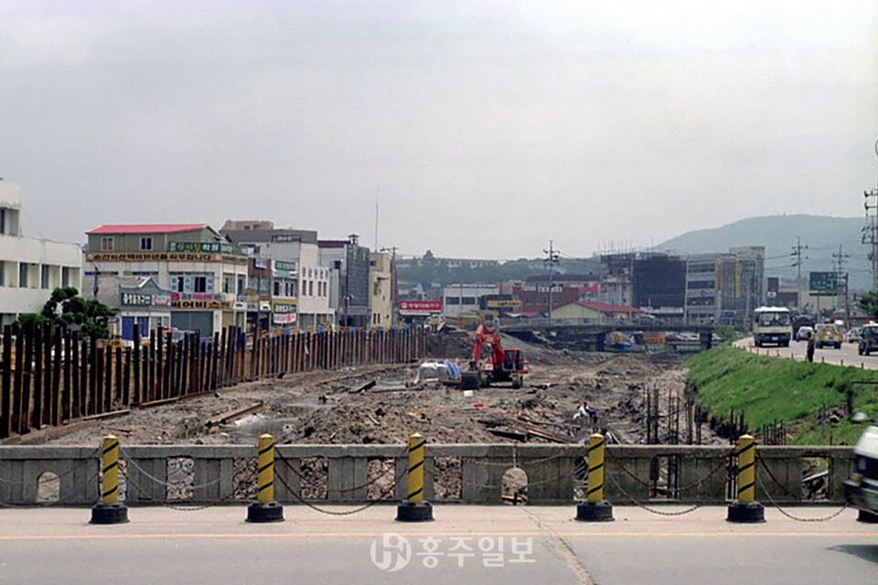 홍성천 복개주차장 설치 공사가 진행 중인 모습.