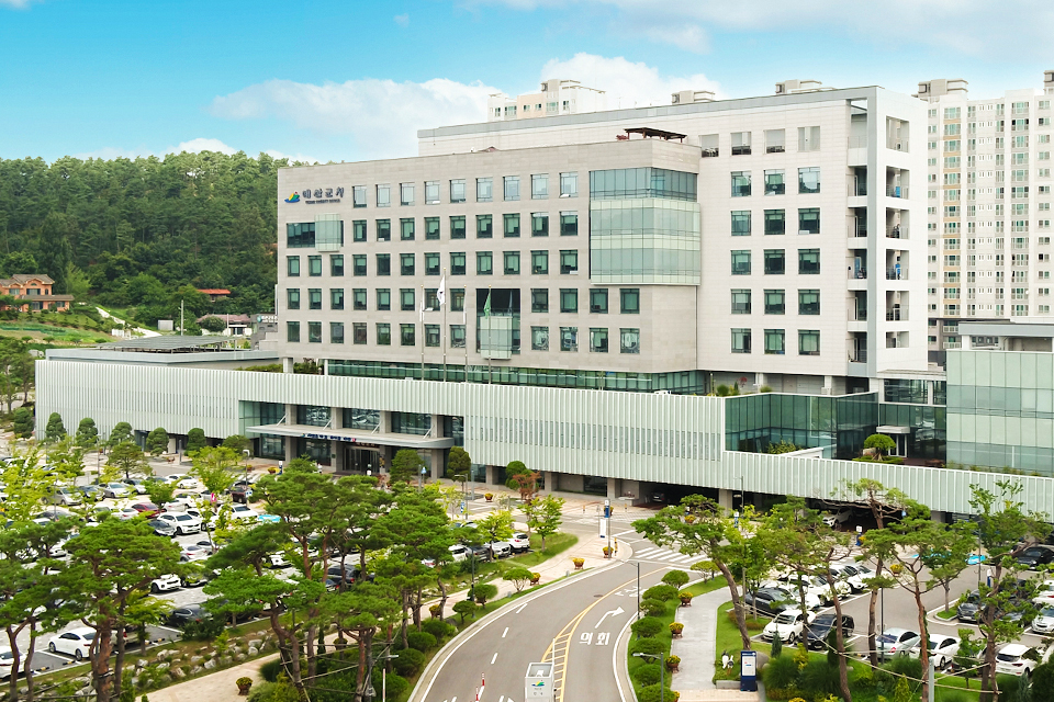 예산군청 전경.