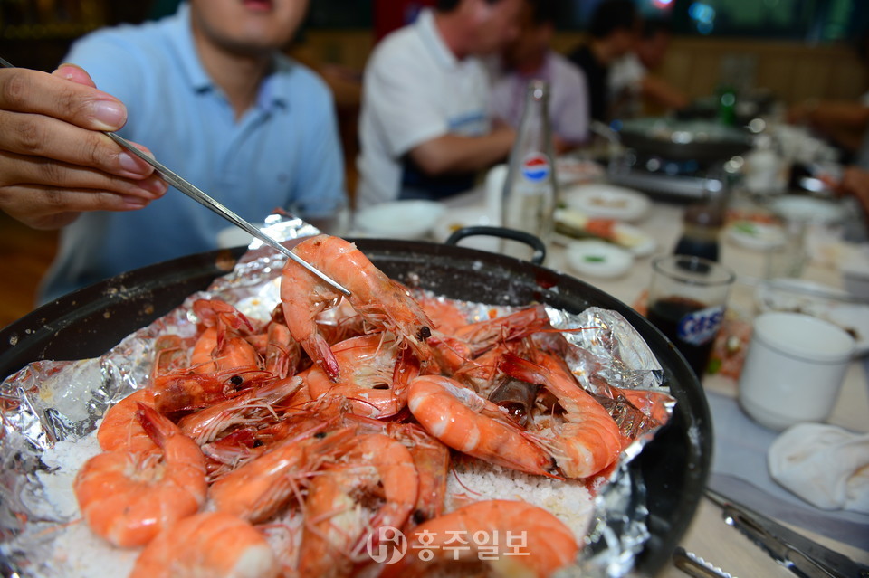 제철 맞아 잘 익은 대하.