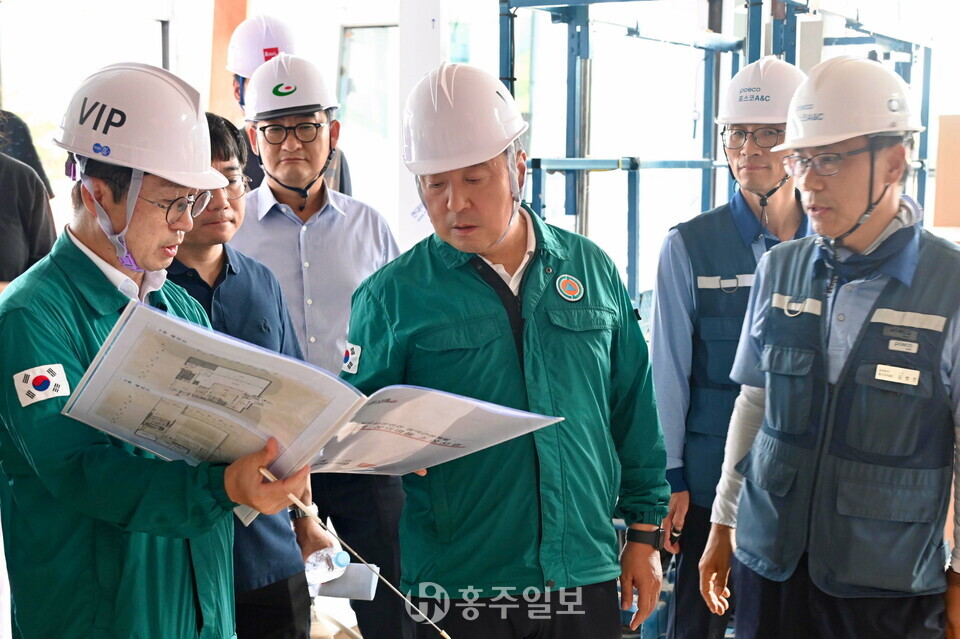 최재구 예산군수가 주요사업 현장을 방문해 추진상황을 점검하고 있다.