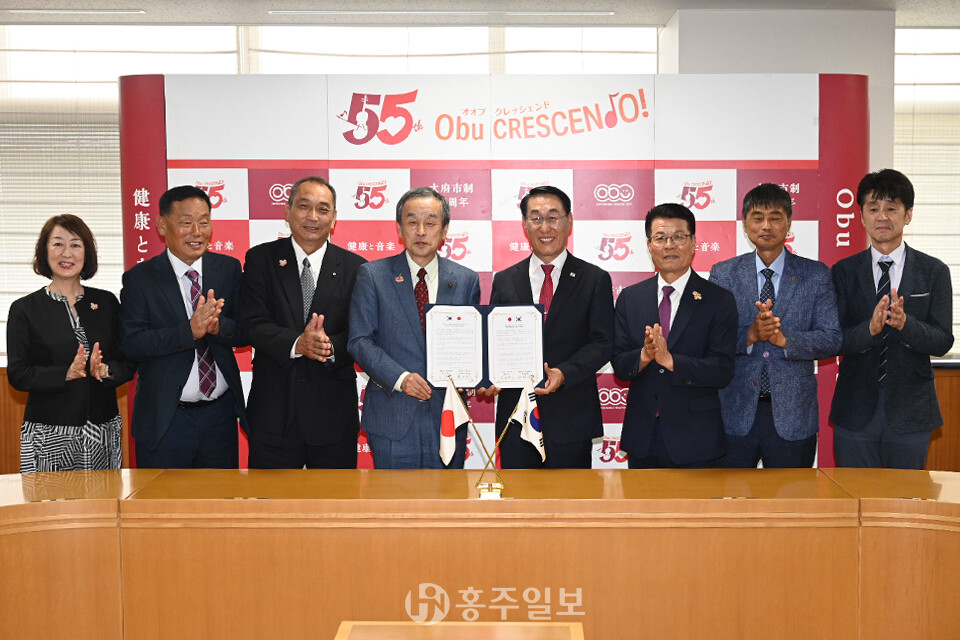 홍성군과 자매결열 도시인 일본 오부시를 방문한 방문단이 협약을 맺은 후, 기념사진을 촬영한 모습.