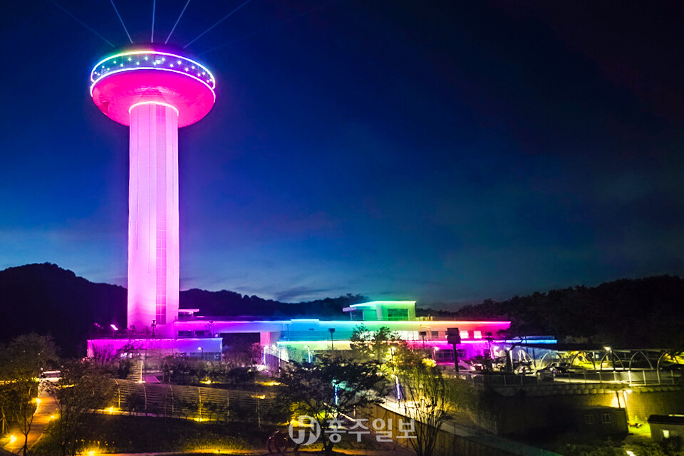 예당호 전망대 경관 조명 전경.