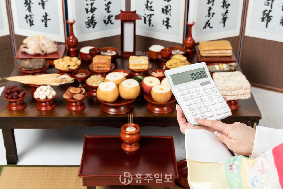 음력 8월 15일, 조상께 감사드리는 중요한 명절인 추석(秋夕) 차례상.