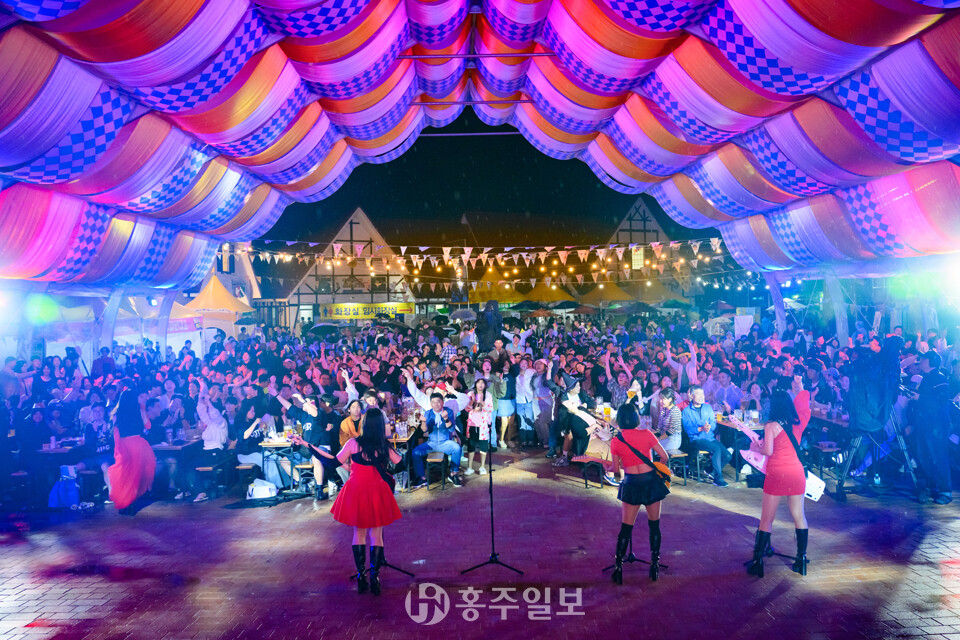 메인 텐트에 설치된 특별무대에서 흥겨운 공연이 펼쳐지고 있다.<br>