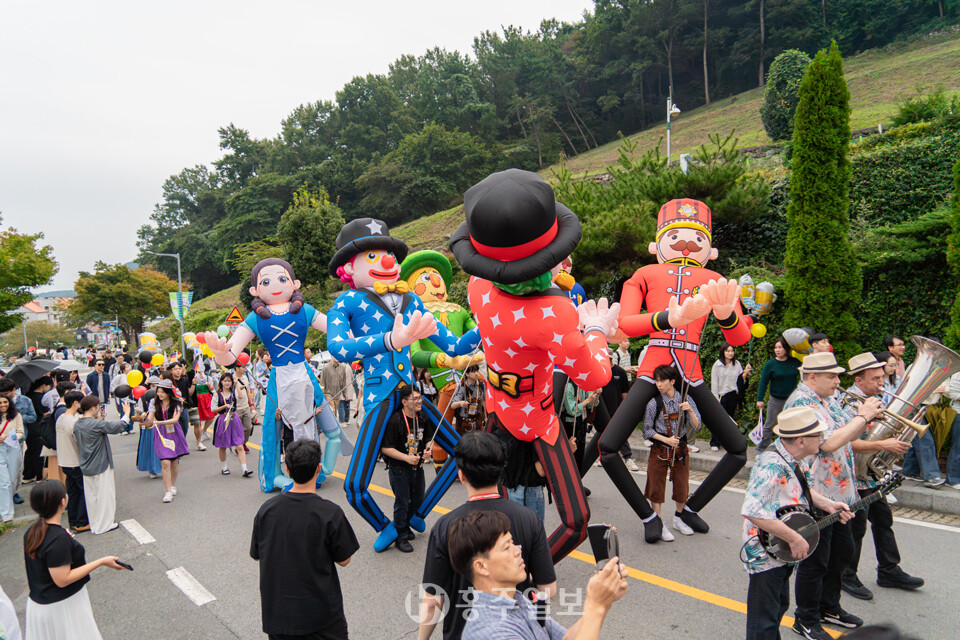독일마을 주민들이 한데 어우러져 퍼레이드를 펼치고 있다.<br>