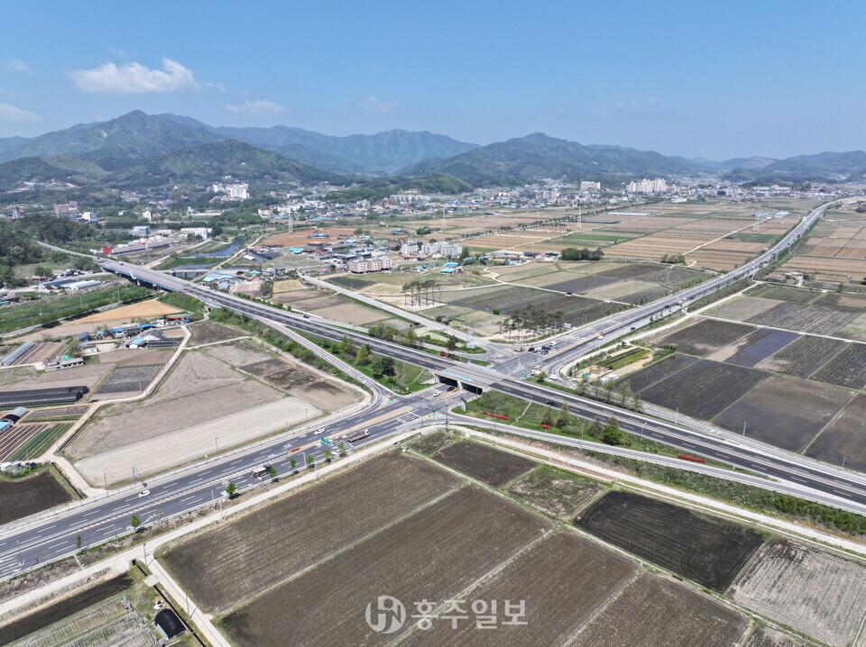 기후대응도시숲 조성사업 예정지인 국도 45호선 송산교차로. 덕산방향에서 내포신도시로 진입하는 관문이자 예산과 서산을 잇는 통로이다.