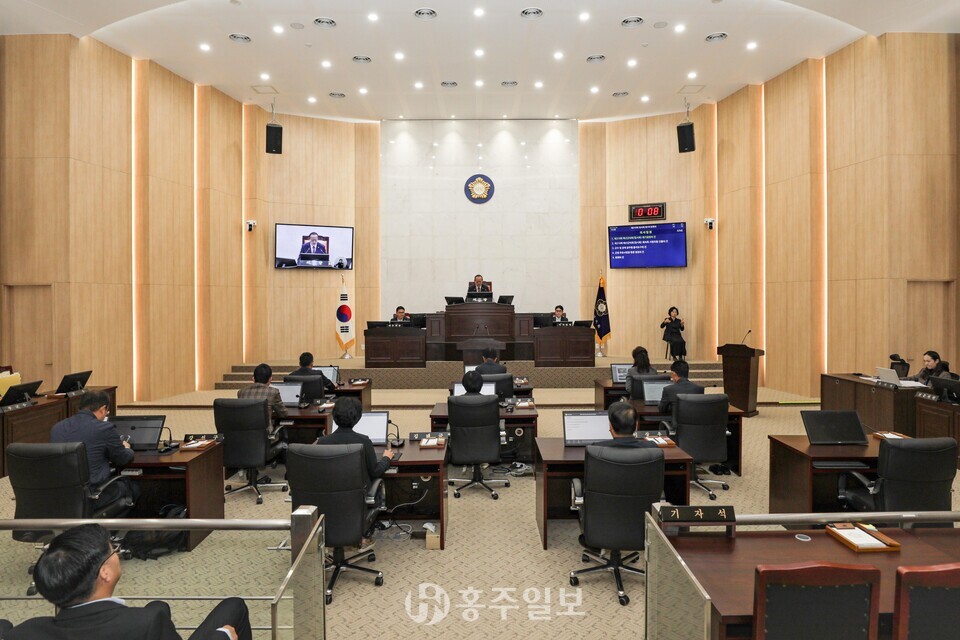 예산군의회 제319회 임시회가 개회했다. 이번 임시회에서는 사흘간 지역 내 24개소의 주요사업장 현장을 방문할 예정이다.