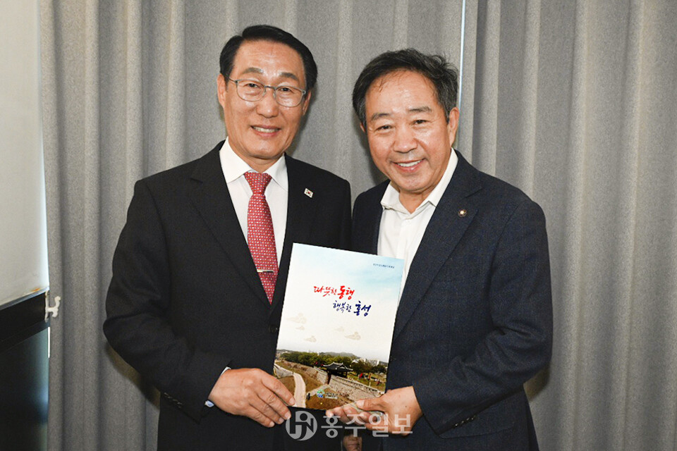 이용록 홍성군수가 국회를 방문해 강승규 국회의원을 만나 국비 반영을 요청했다.