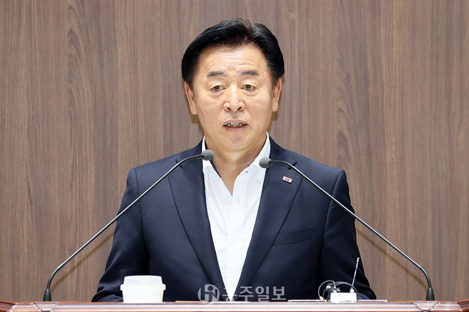 이종화 충남도의회 의원이 24년 간 몸담았던 국민의힘을 떠나며 새로운 보금자리를 찾아 나섰다.