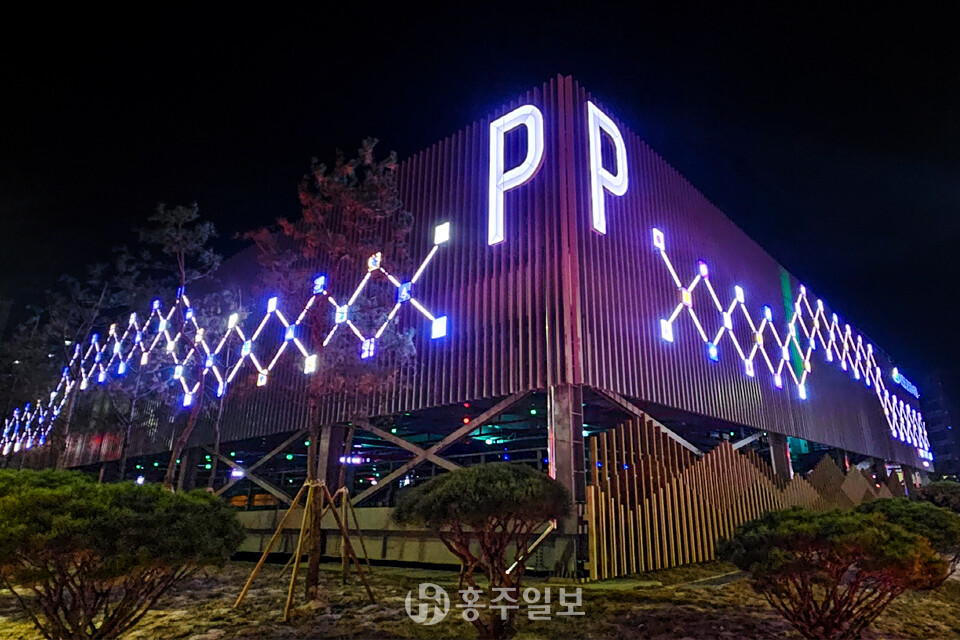 예산군 공영주차타워 전경.