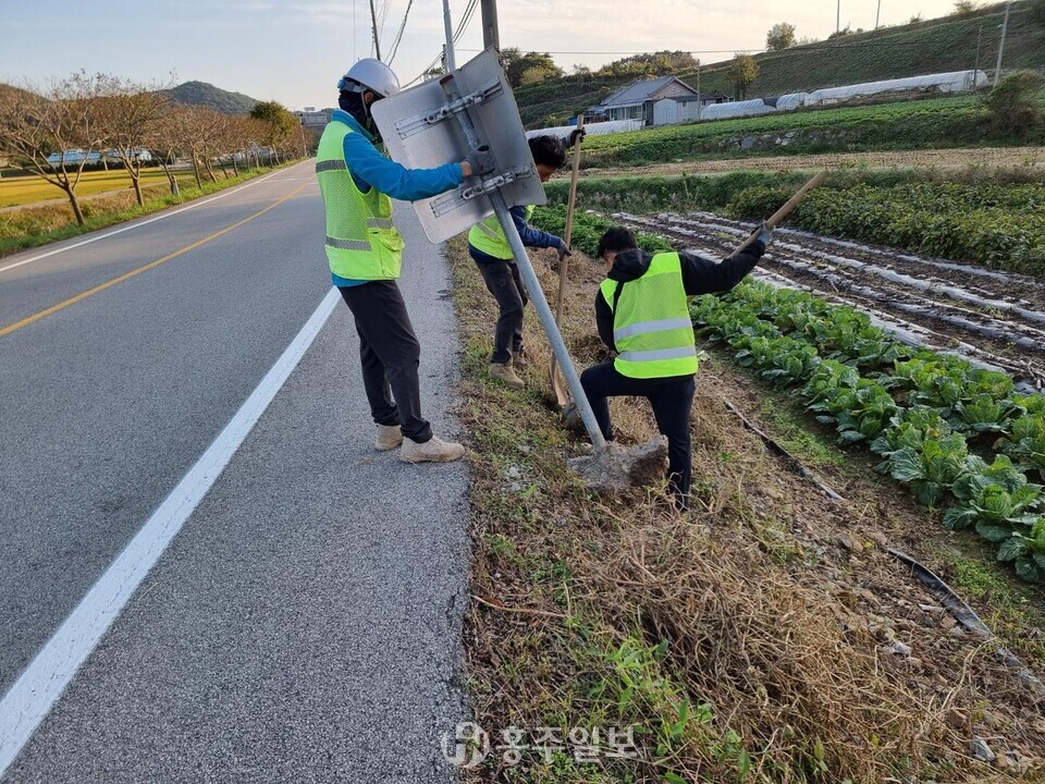 도로안전시설물을 정비하는 모습